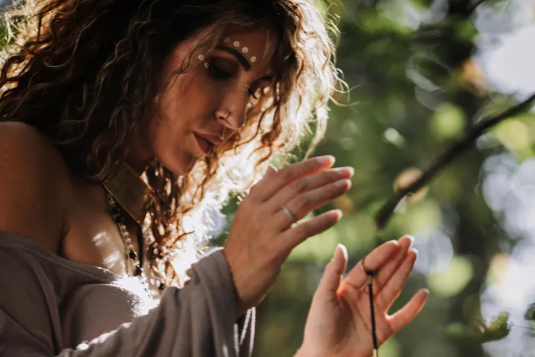 Na slici je Lava koja je u svojoj ženskoj energiji i autentičnosti