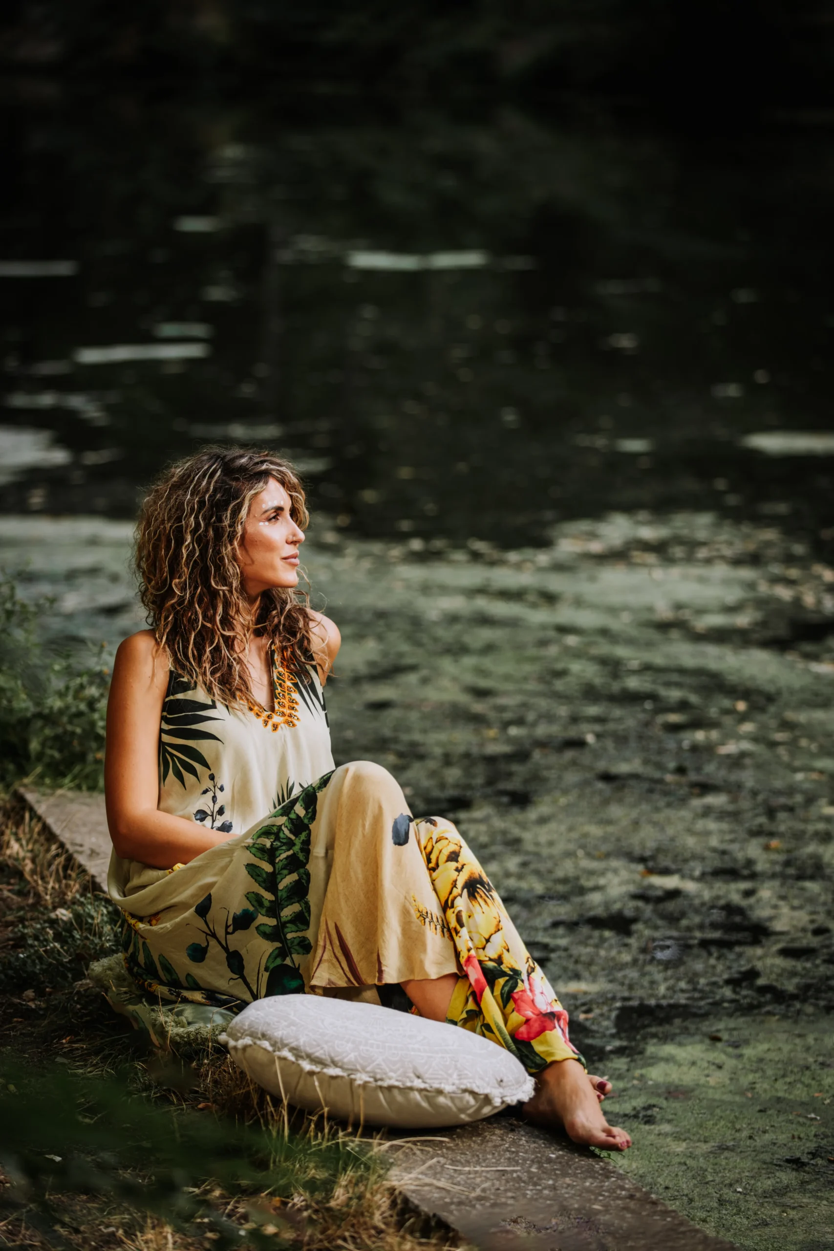 Lava sedi pored obale reke i gleda u daljinu