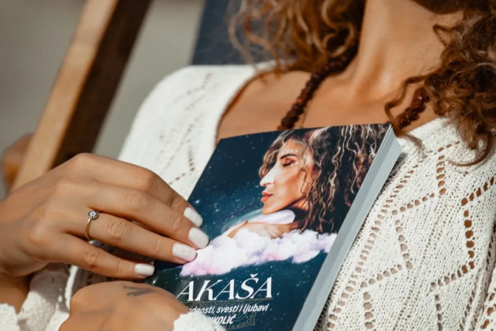 Knjiga Akaša u Lavinim rukama