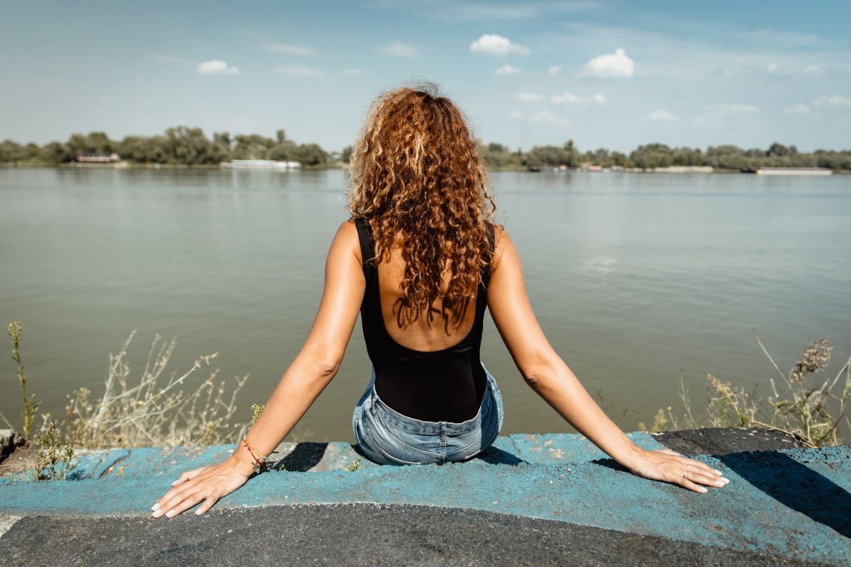 Lava sedi na obali reke