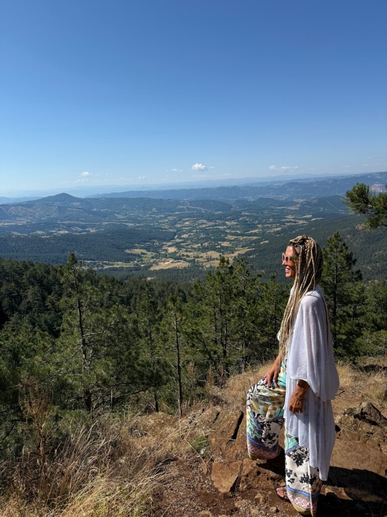 Lava posmatra prirodu sa vidikovca, na planini