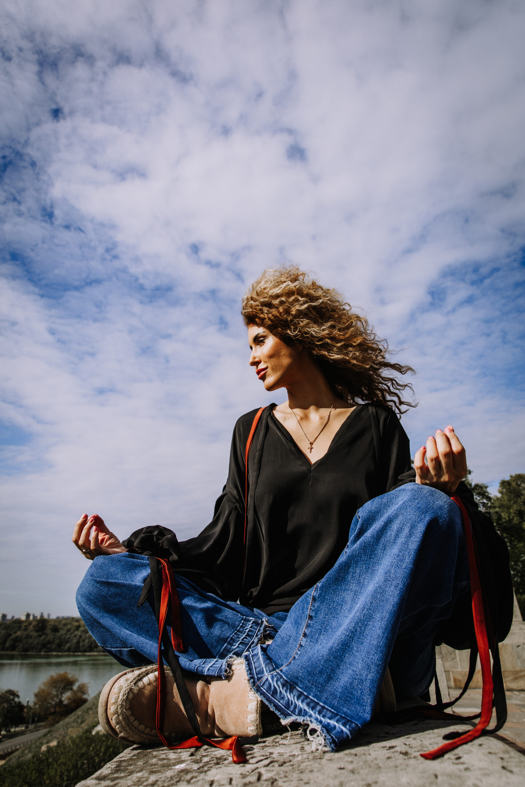 Lava sedi i meditira