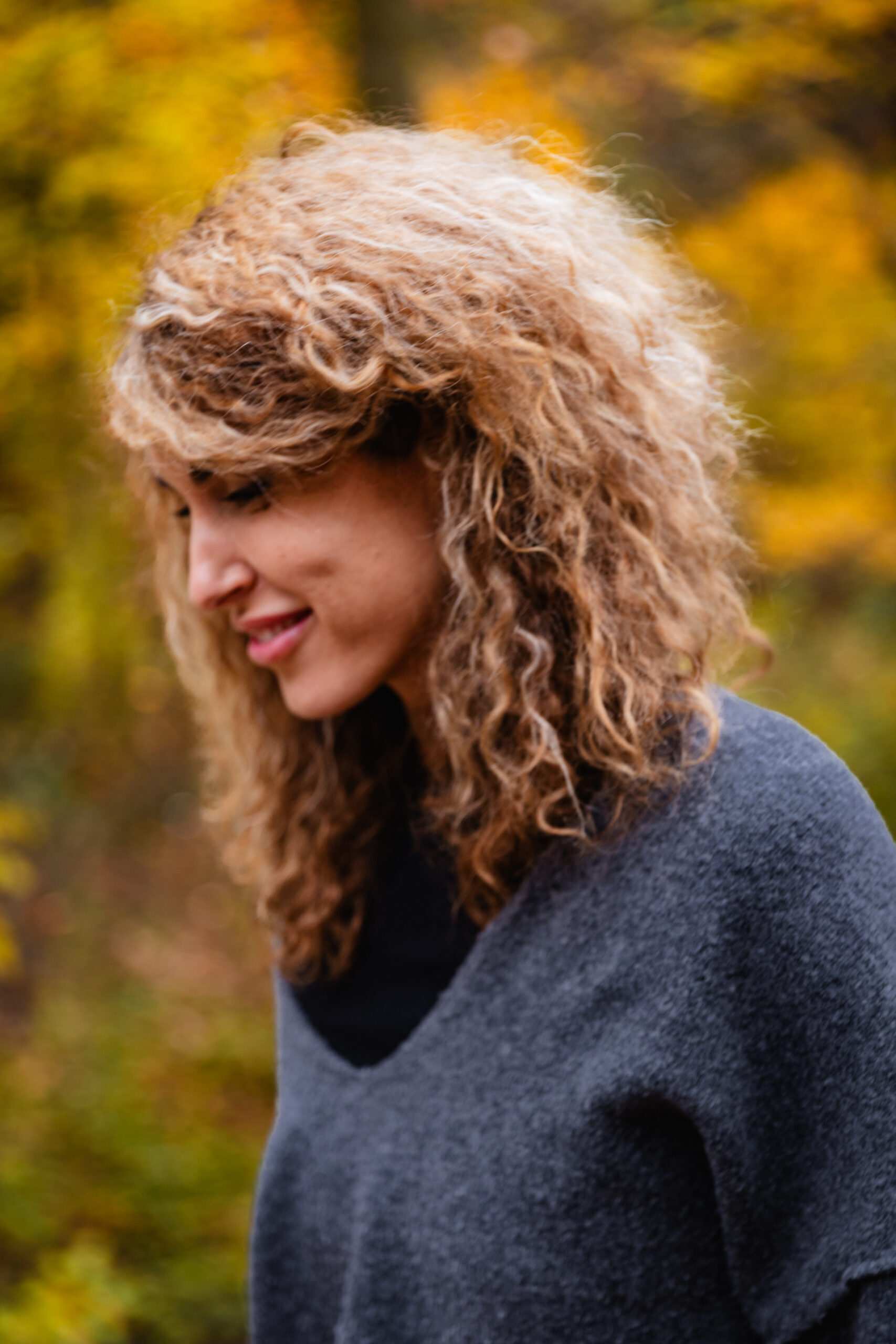 Ilustracija žene koja razmišlja o autentičnosti i granicama u partnerskom odnosu sa osmehom