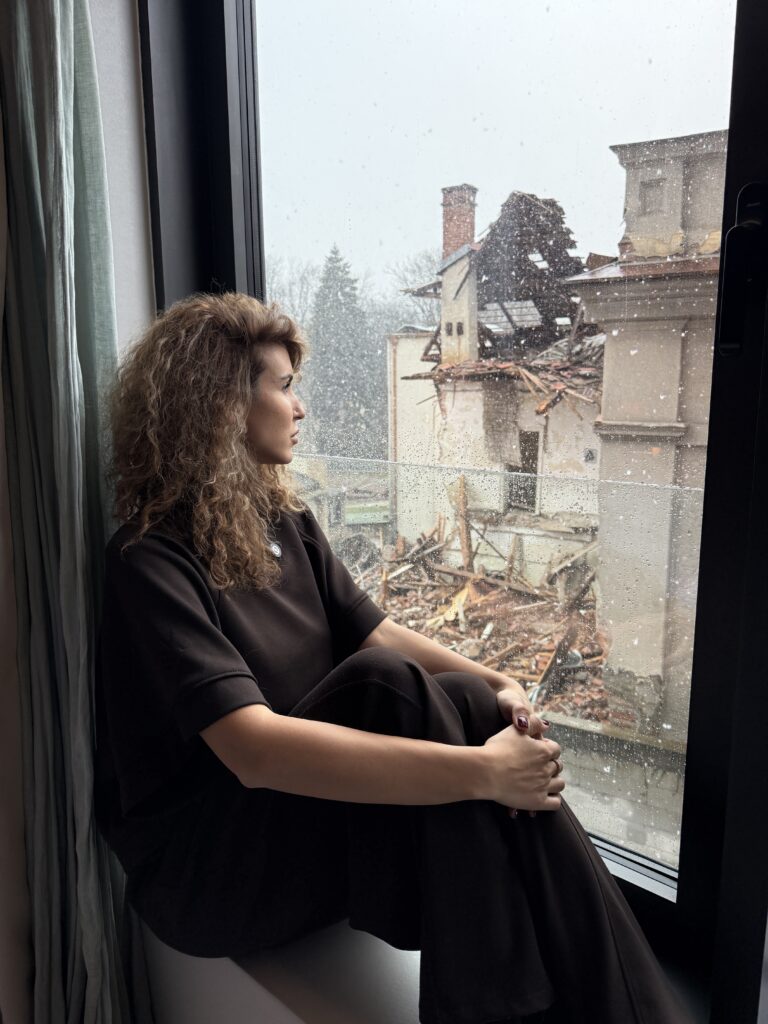 Lava sedi kraj prozora i posmatra kako pada kiša